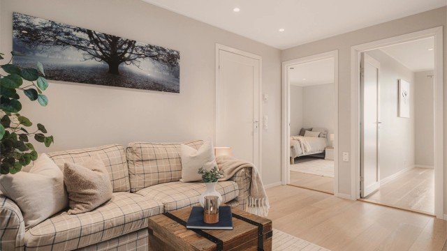 Stor hall som også kan benyttes som kjellerstue, og med videre tilkomst til øvrige rom.