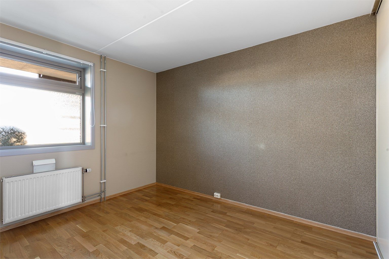 Det andre soverommet har god plass til både seng og garderobe.