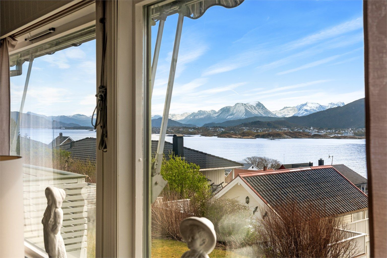 Selv fra innsiden er utsikten mot fjell og fjord et vakkert og stadig skiftende skue.