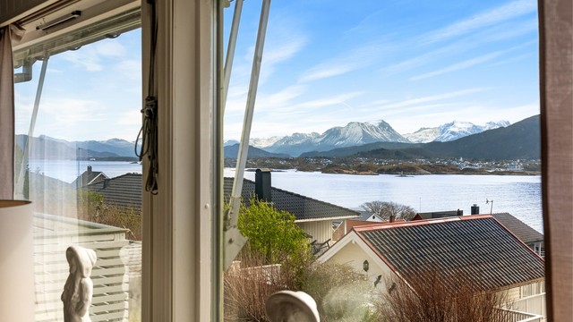 Selv fra innsiden er utsikten mot fjell og fjord et vakkert og stadig skiftende skue.
