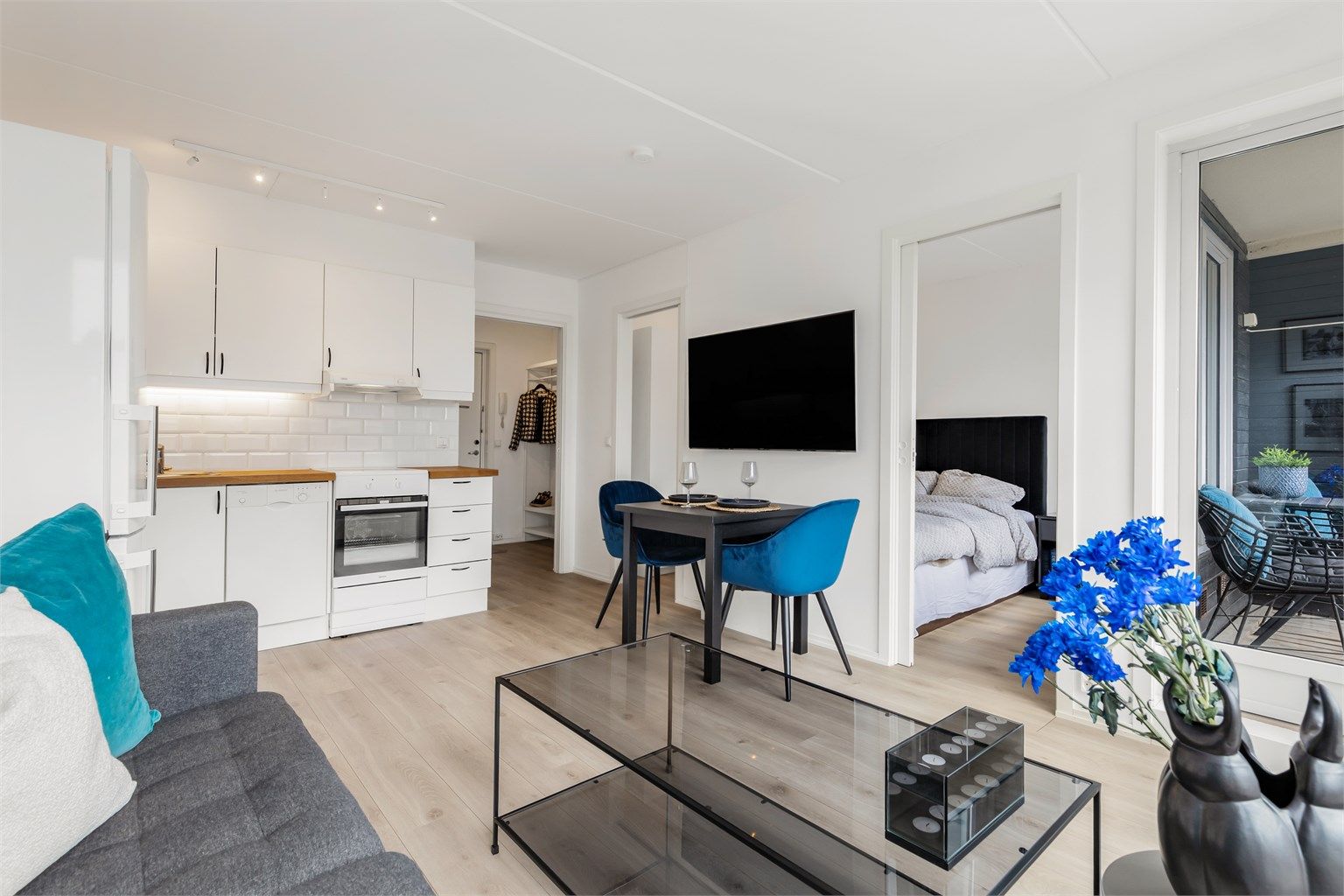 Åpen kjøkken- og stueløsning med sofaområde samt spiseplass