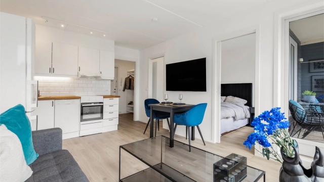Åpen kjøkken- og stueløsning med sofaområde samt spiseplass