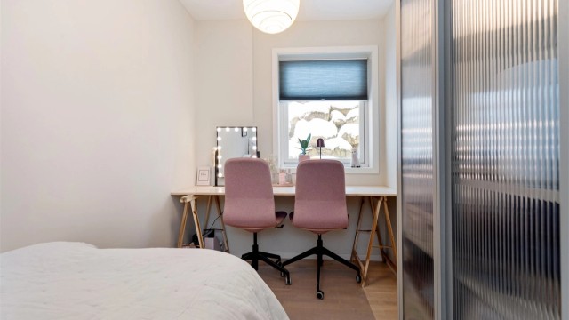 Boligens tredje soverom ligger i første etasje, med parkett på gulvet.