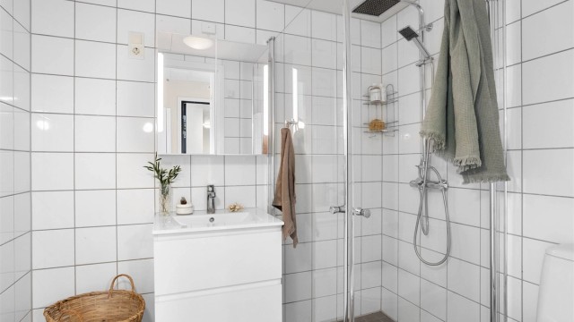 Flislagt bad med varmekabler i gulvet som gir en komfortabel start på dagen.