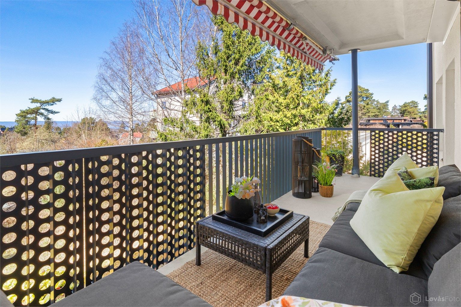 Utsikt fra balkongen mot vest og med noe fjordgløtt