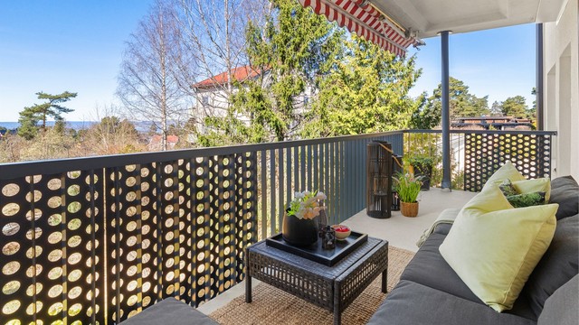 Utsikt fra balkongen mot vest og med noe fjordgløtt