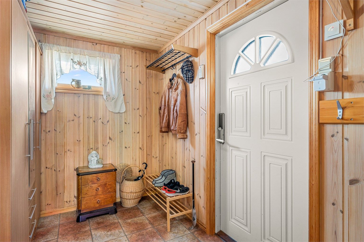 Entré i underetasjen med gode oppbevaringsmuligheter for yttertøy og sko.