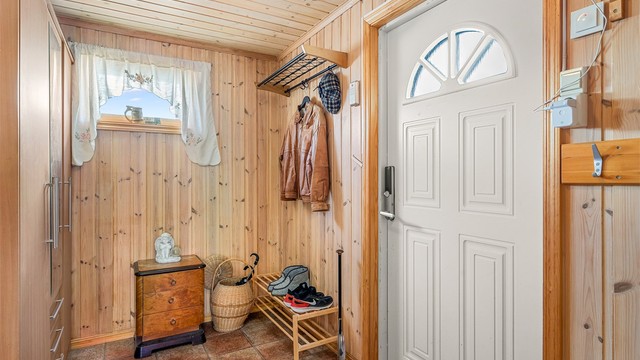 Entré i underetasjen med gode oppbevaringsmuligheter for yttertøy og sko.