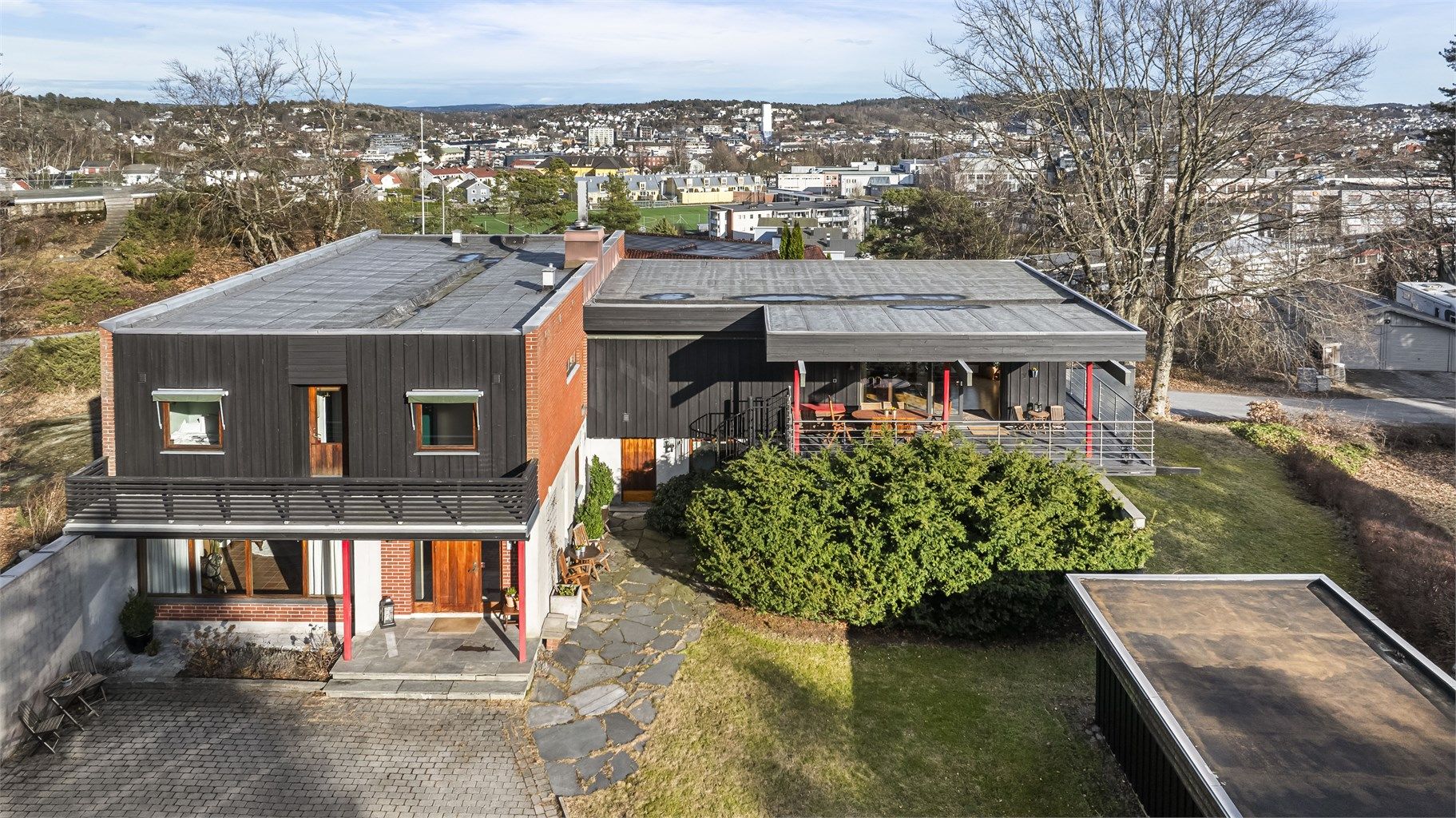 Eiendommen ligger høyt og fritt med god utsikt over Sandefjord fra en rekke store vinduer.