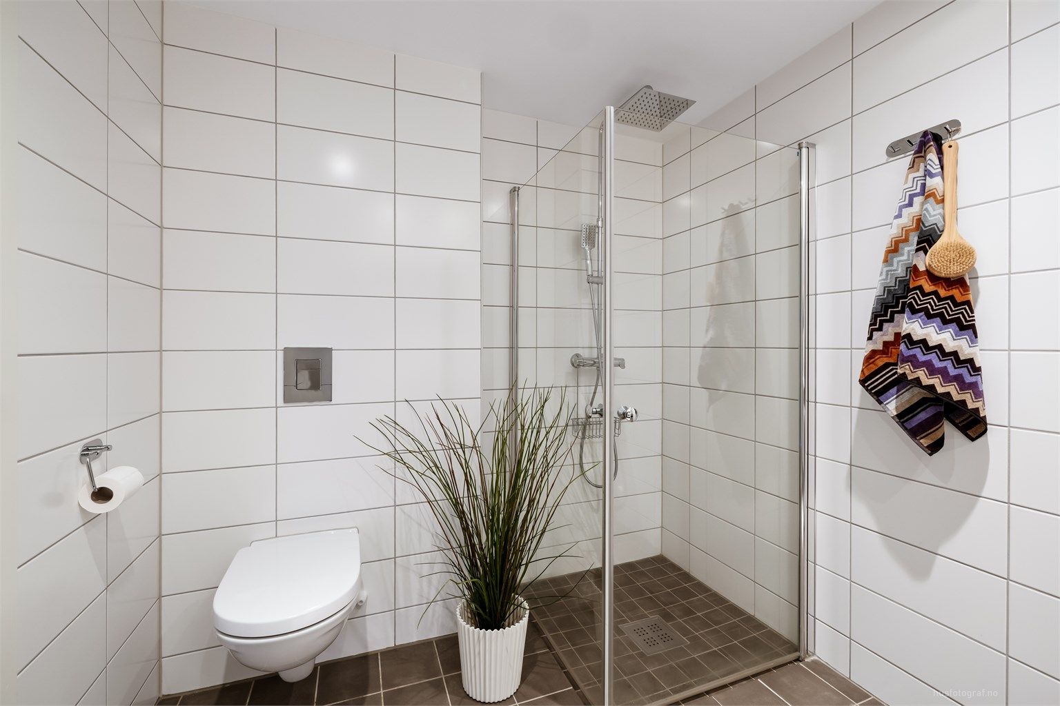 Badet er utstyrt med vegghengt toalett for enklere renhold.