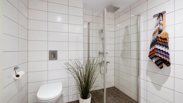 Badet er utstyrt med vegghengt toalett for enklere renhold.