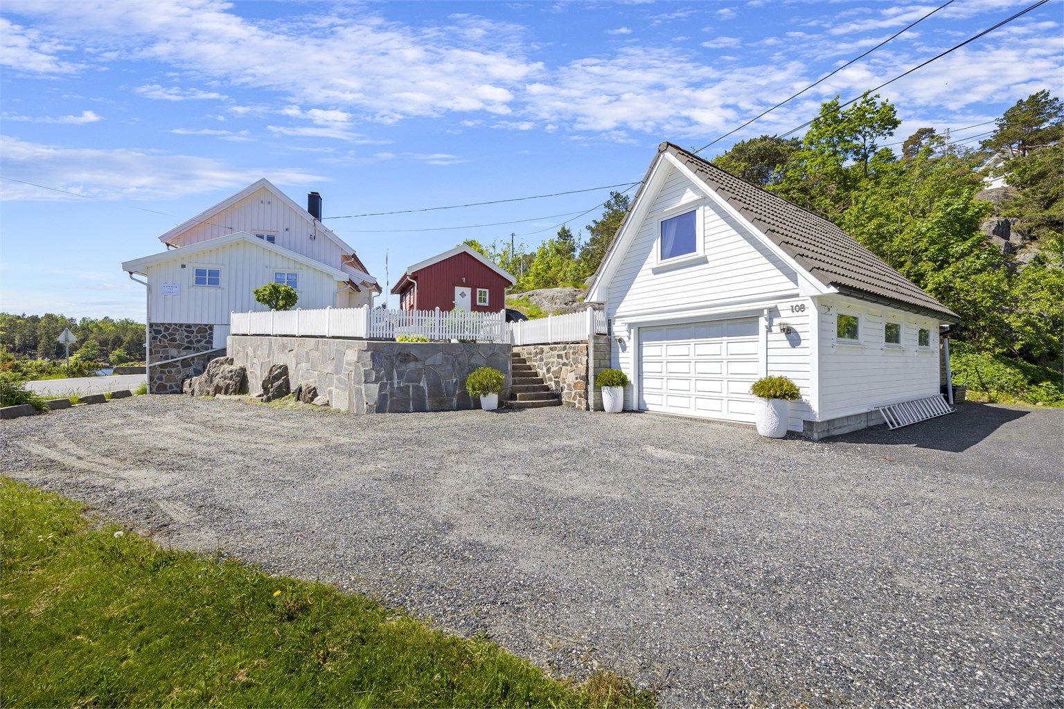 Eiendommen har en romslig garasje med innredet loft og en utvendig bod.