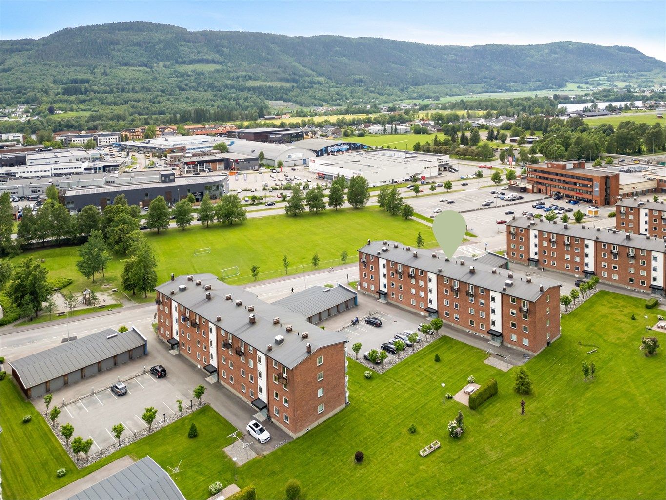 Umiddelbar nærhet til bussholdeplass, barnehage, ungdomsskole og Ligosenteret med bl.a. Kiwi XL, blomsterbutikk samt apotek.