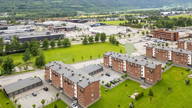 Umiddelbar nærhet til bussholdeplass, barnehage, ungdomsskole og Ligosenteret med bl.a. Kiwi XL, blomsterbutikk samt apotek.