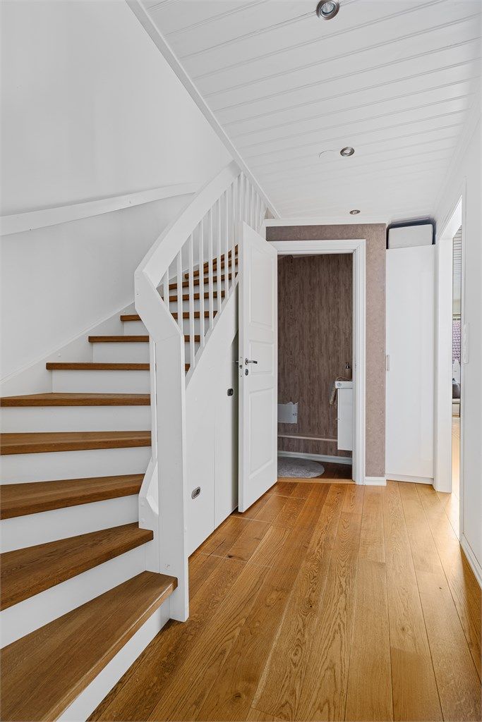  hovedetasjen har man entré, gjestewc, kjøkken og stue med utgang til terrasse. I 2.etg er det 3 soverom, kontor og bad. 