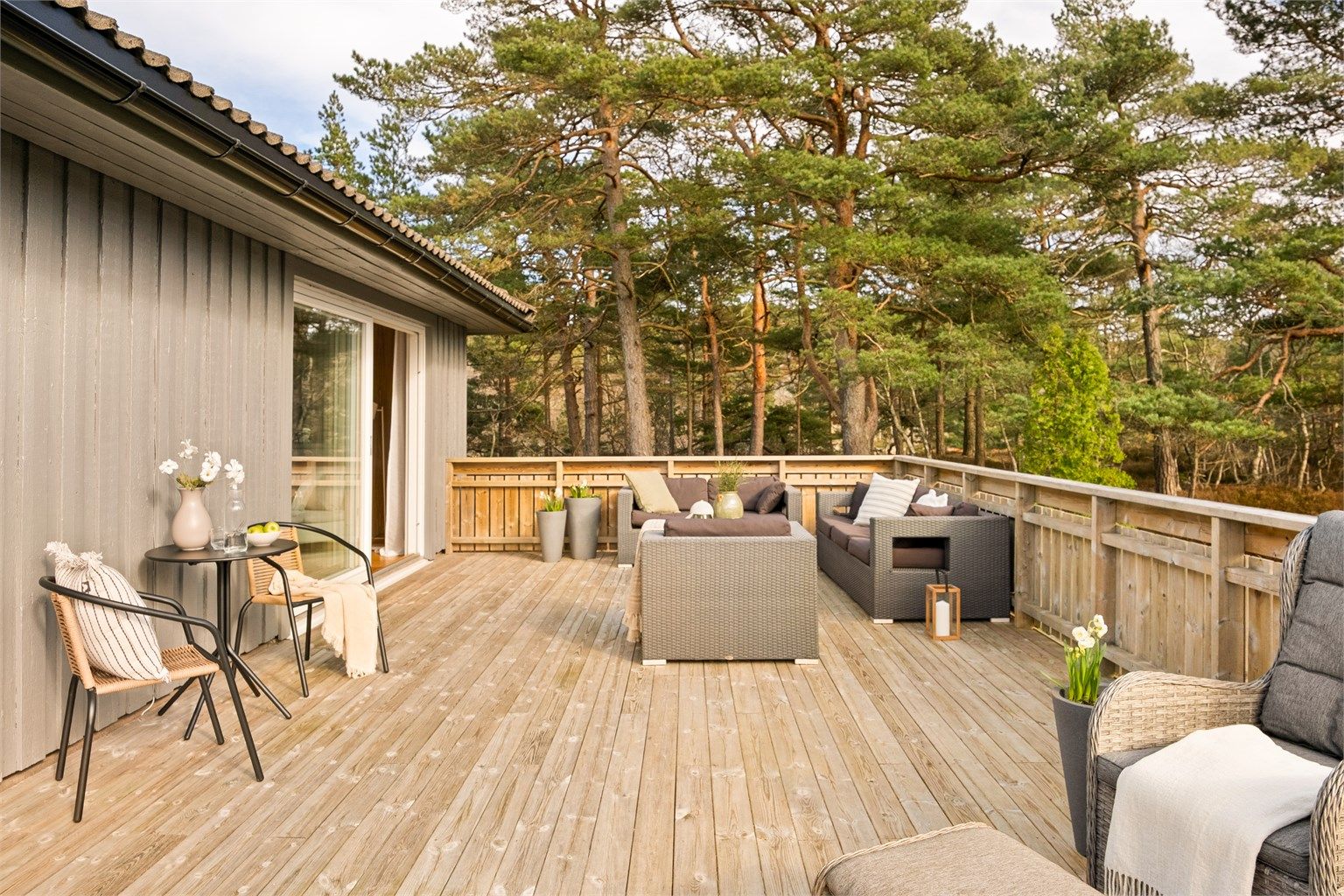 Fasaden er nylig malt. Terrassens gulv og rekkverk er overflatebehandlet.