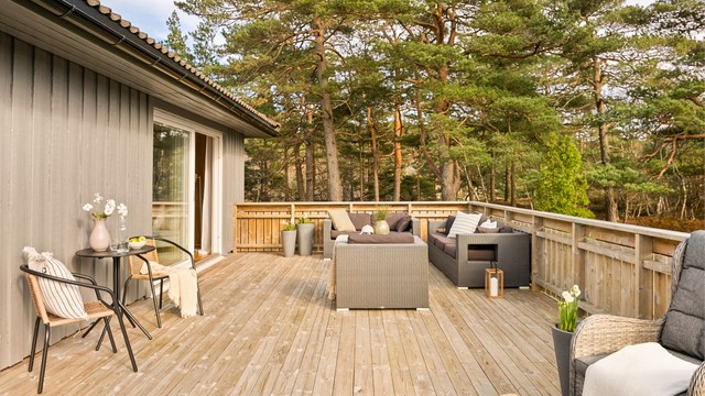 Fasaden er nylig malt. Terrassens gulv og rekkverk er overflatebehandlet.