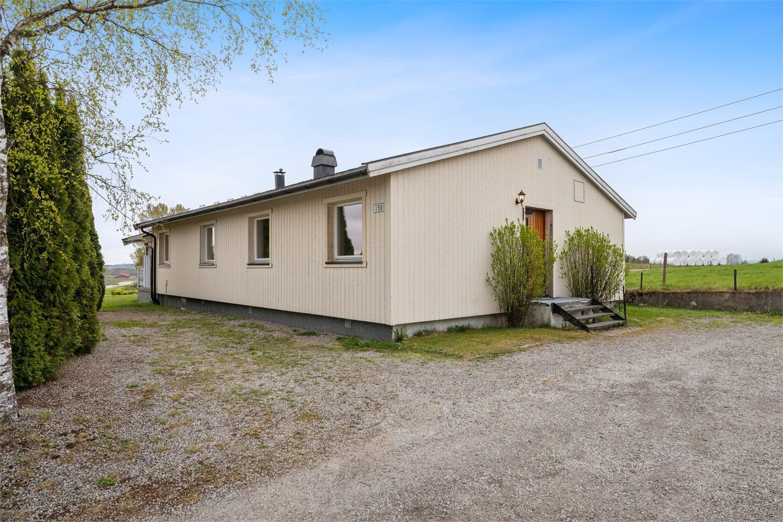 Velkommen til Hommelstadvegen 150! Pen enebolig som byr på en svært praktisk planløsning med alt på ett plan.