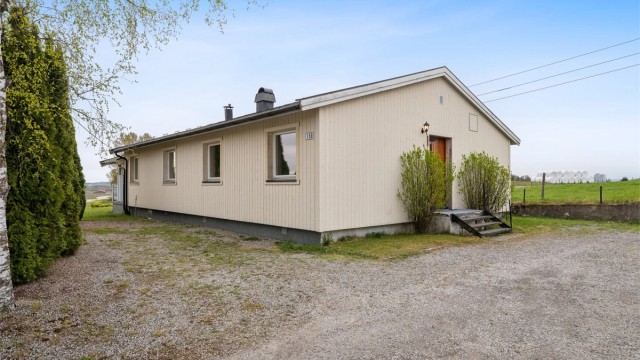 Velkommen til Hommelstadvegen 150! Pen enebolig som byr på en svært praktisk planløsning med alt på ett plan.