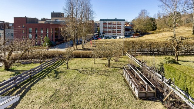 Det er satt opp en plantekasse i hagen hvor de grønne fingrene kan få sysselsatt seg