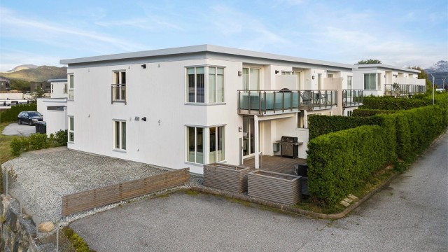 Fellesområdene er pent opparbeidet og vedlikeholdt, fint lagt til rette for å bygge platting på grusplass.