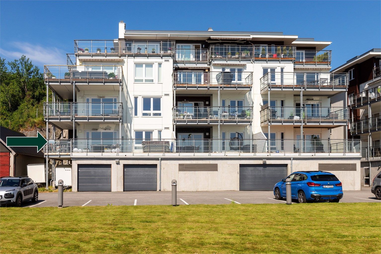 Fasade med parkering i kjeller 