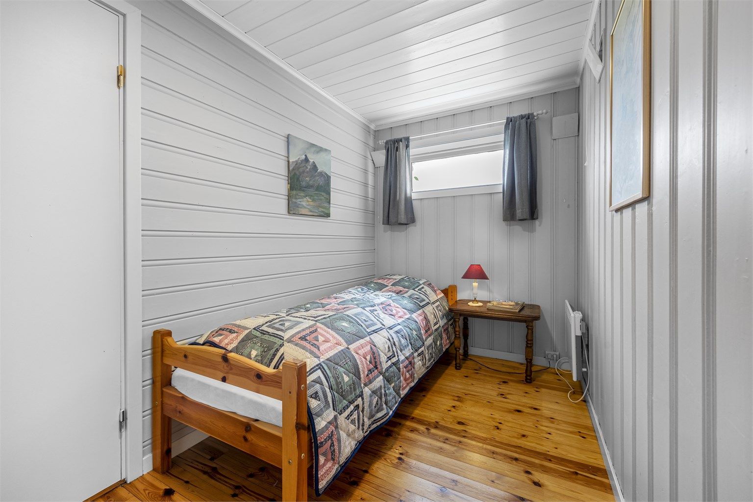 Rommene i kjelleren er innredet med utlektede vegger og panel.