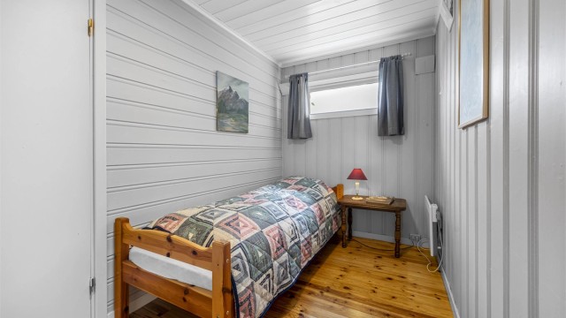 Rommene i kjelleren er innredet med utlektede vegger og panel.