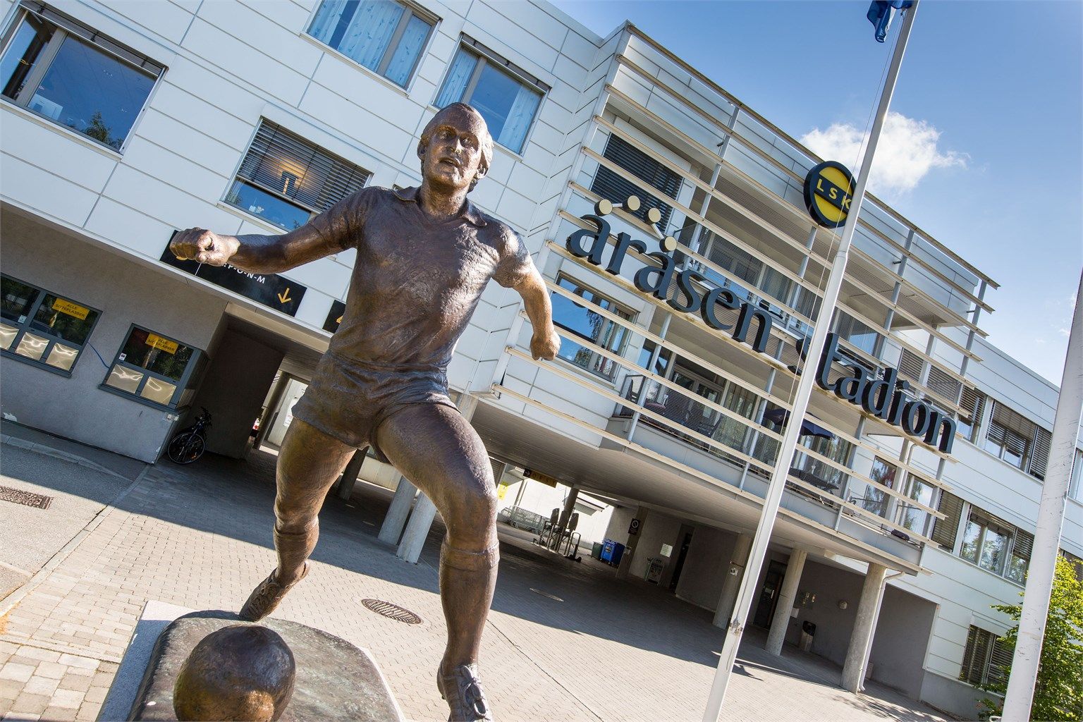 Åråsen stadion er en sentral del av nabolaget, med et aktivt miljø og gode treningsmuligheter.
