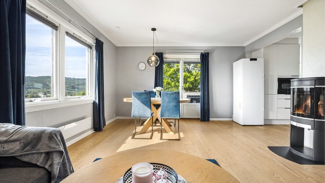 Lys og luftig stue med åpen løsning mot kjøkkenet.