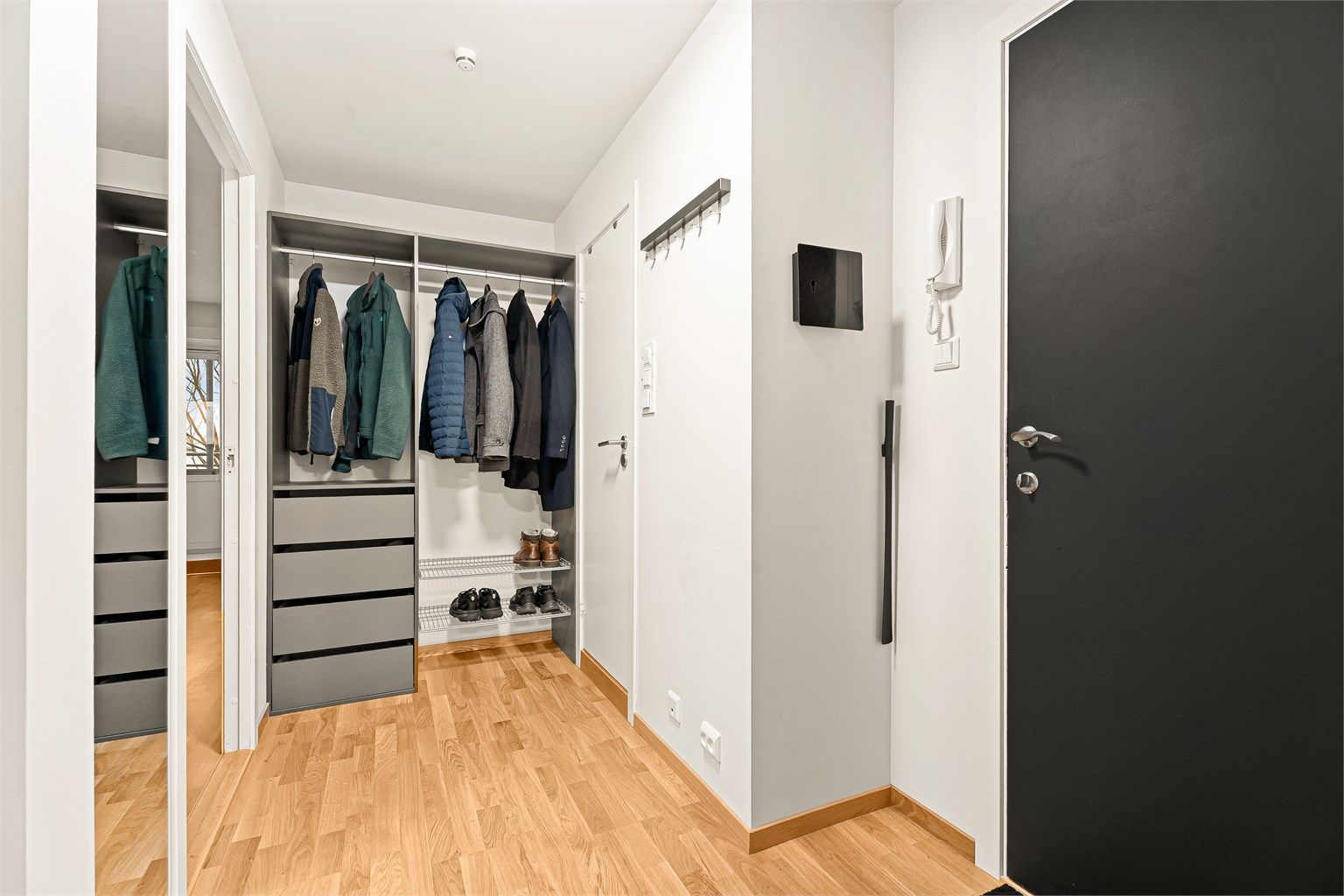 Entré med god plass til å henge i fra seg. Gangen er pusset opp i 2025