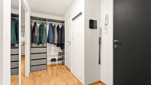 Entré med god plass til å henge i fra seg. Gangen er pusset opp i 2025