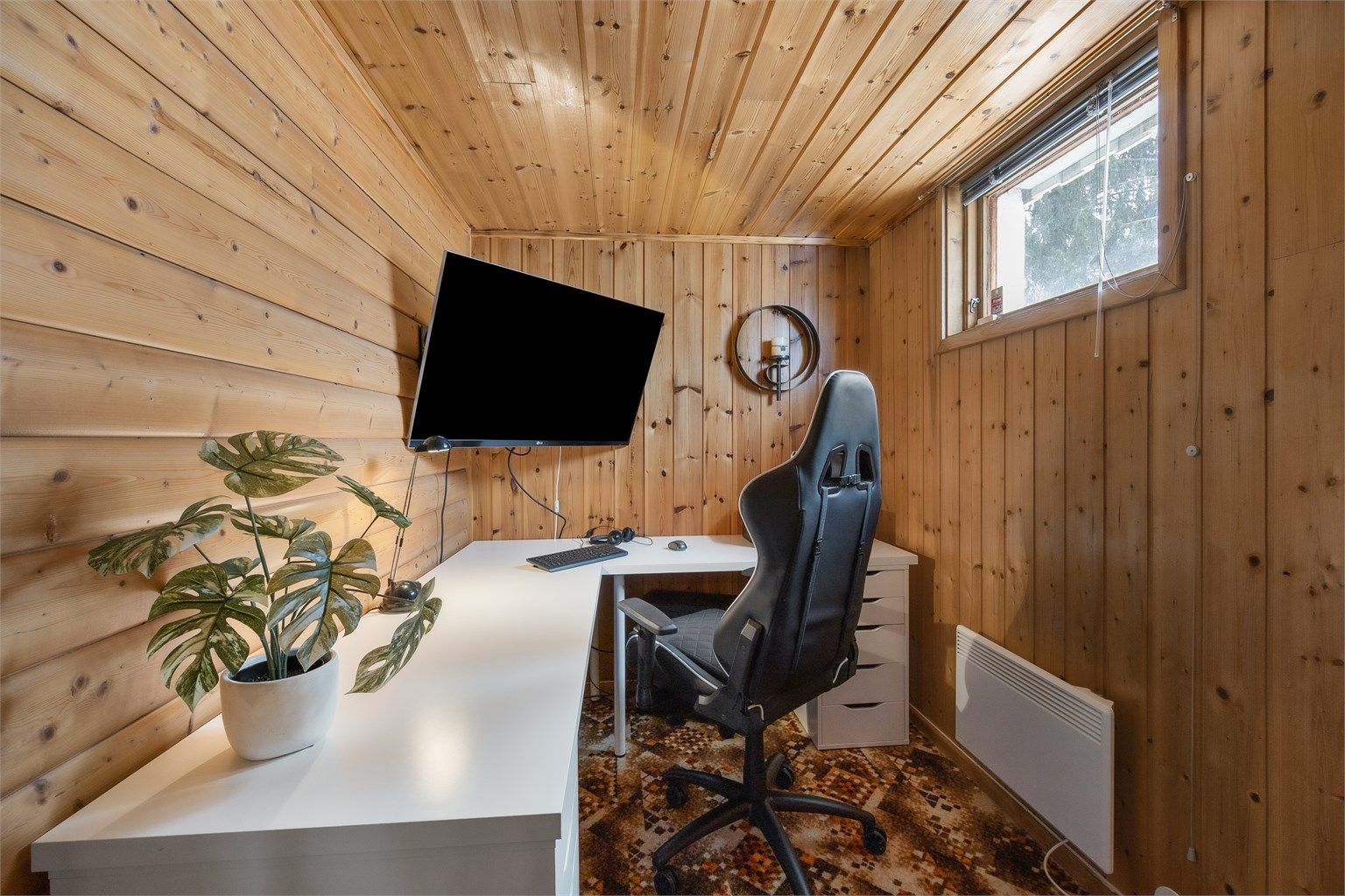 Et av de innredede rommene i kjelleren er i dag i bruk som kontor.