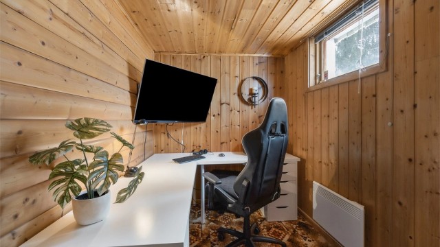 Et av de innredede rommene i kjelleren er i dag i bruk som kontor.