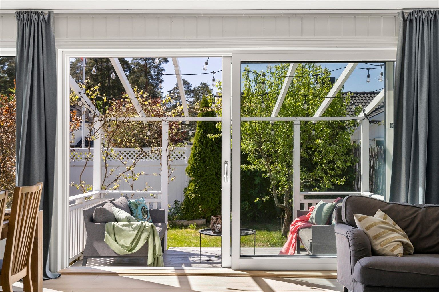 Fra stuen er det også stor skyvedør ut til sydvestvendt terrasse