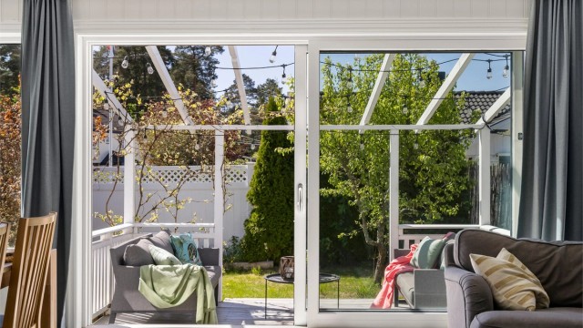 Fra stuen er det også stor skyvedør ut til sydvestvendt terrasse