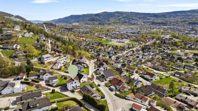 Eiendommen ligger i et etablert og familievennlig nabolag med kort vei til skoler, idrettsanlegg og flott turterreng.
Foto: Stine Prøitz Jørgensen