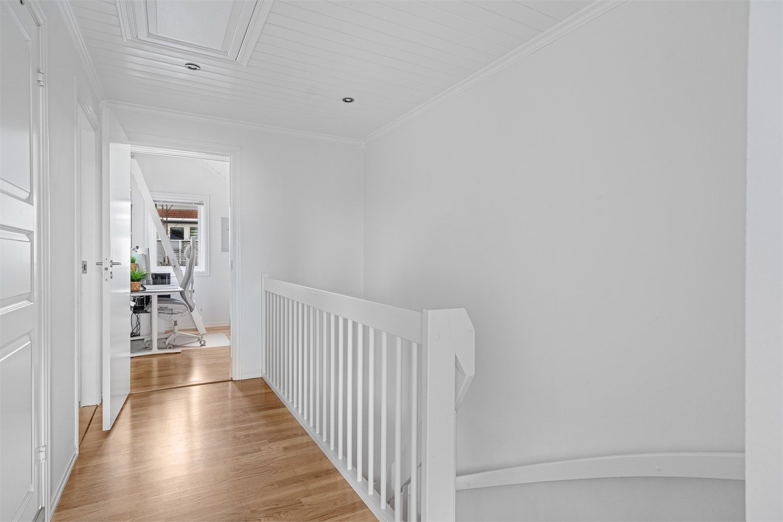 I boligens øverste etasje finner man tre soverom av god størrelse, kontor med hems og flott nyoppusset bad fra 2021. Luke opp til loft fra gang.