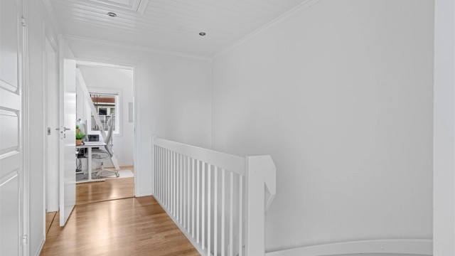 I boligens øverste etasje finner man tre soverom av god størrelse, kontor med hems og flott nyoppusset bad fra 2021. Luke opp til loft fra gang.