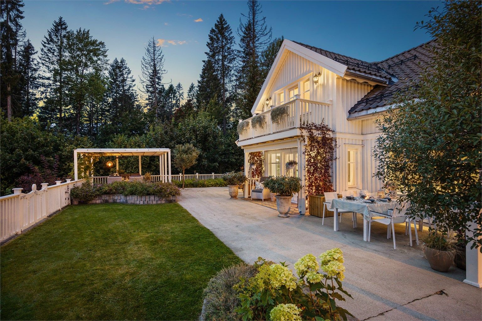 Dette er en klassisk og meget innbydende familiebolig med en naturskjønn beliggenhet på Konnerud. 