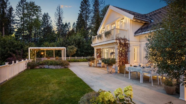 Dette er en klassisk og meget innbydende familiebolig med en naturskjønn beliggenhet på Konnerud.