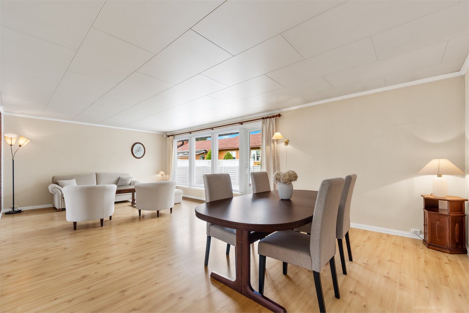 Store vindusflater i stuen, som gir godt med lysinnslipp