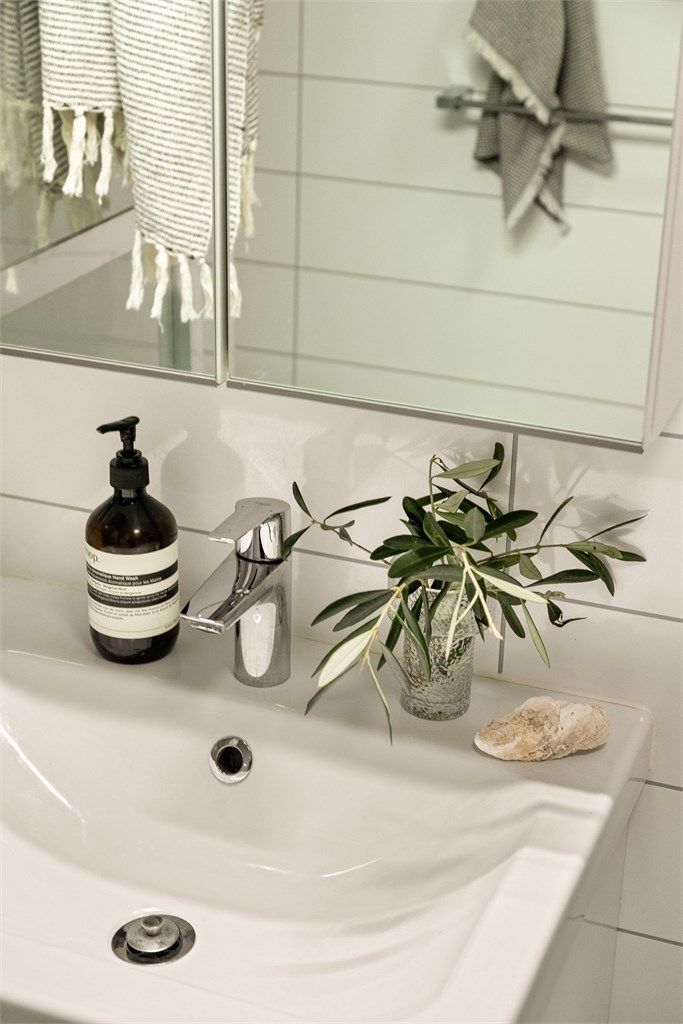 Rommet er innredet med servant med underskap og speilskap med belysning.