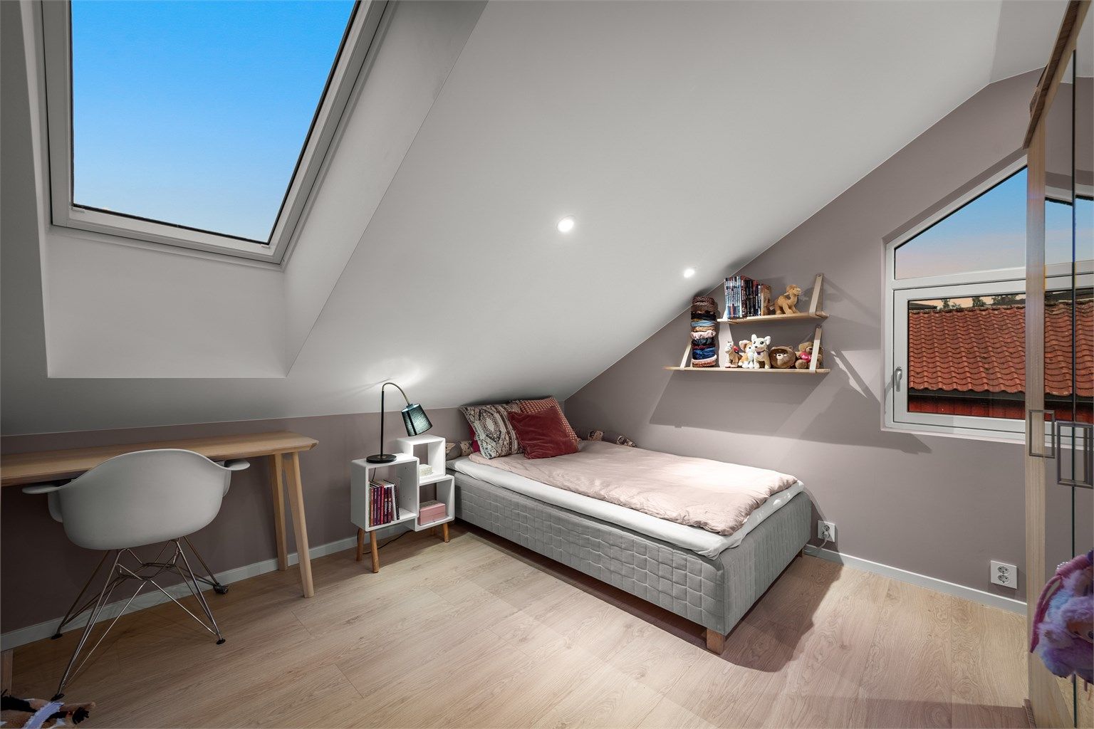 Velux takvindu og gavlskråvindu gir rommet godt lysinnslipp.