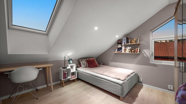 Velux takvindu og gavlskråvindu gir rommet godt lysinnslipp.