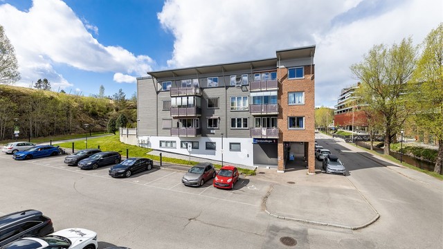 Blokken ligger sentralt på Mo, sentrum i Nittedal med "tøffel" avstand til de fleste servicetilbud