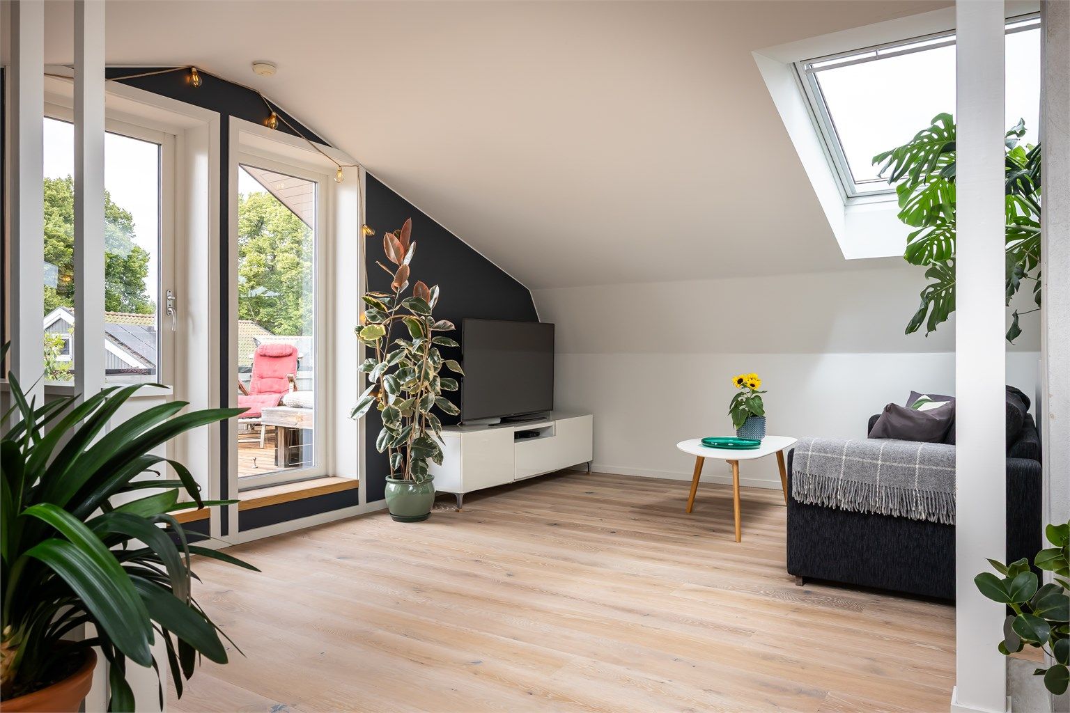Fra loftstuen er det direkte utgang til en stor og solrik takterrasse