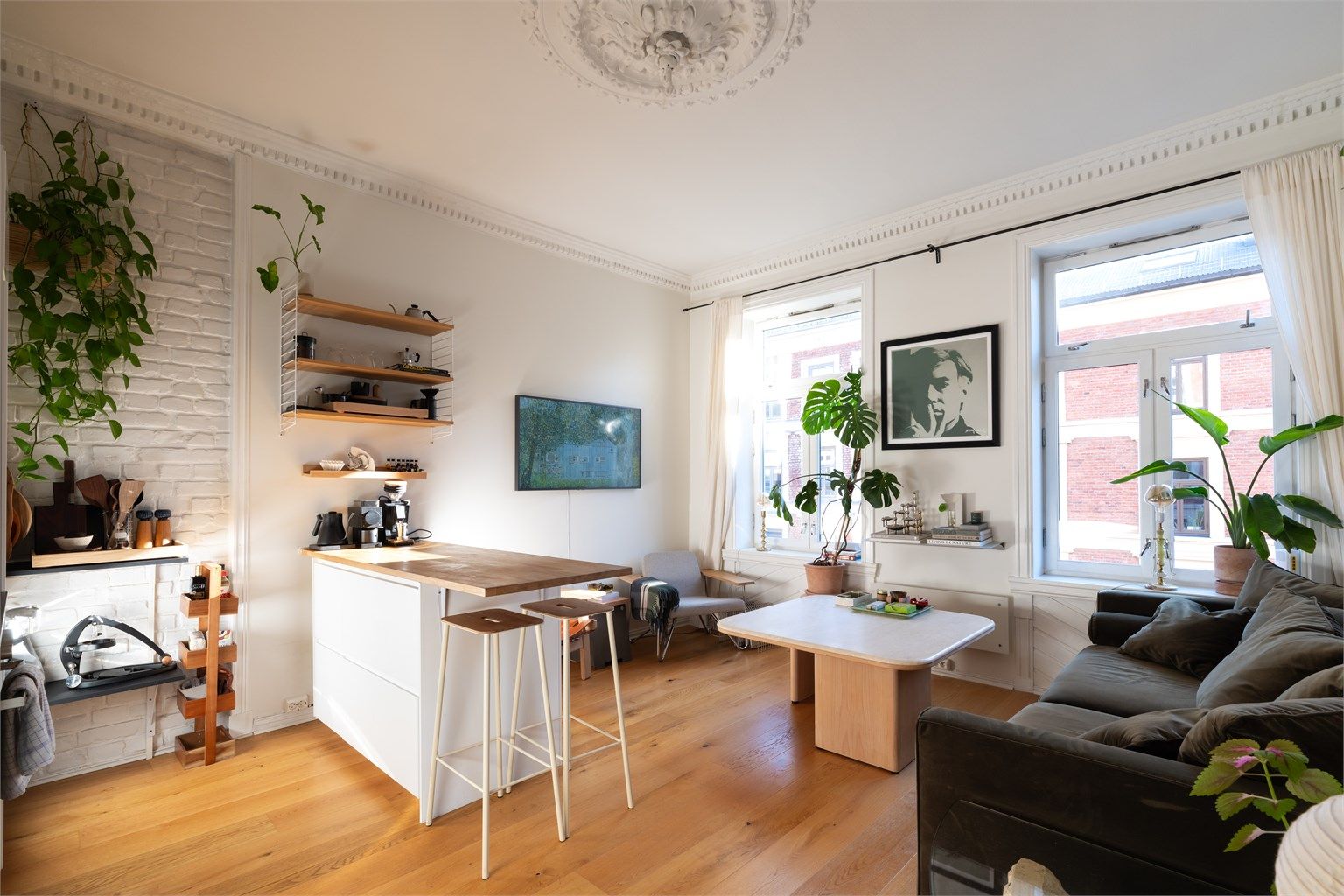 Dette er en gjennomgående, lys og sjarmerende 3-roms leilighet med ettertraktet beliggenhet. Foto: Borowiak, Chris.