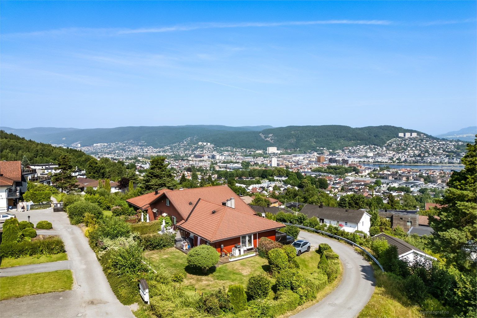 Eiendommen har en attraktiv beliggenhet i et veletablert, stille og rolig boligstrøk.