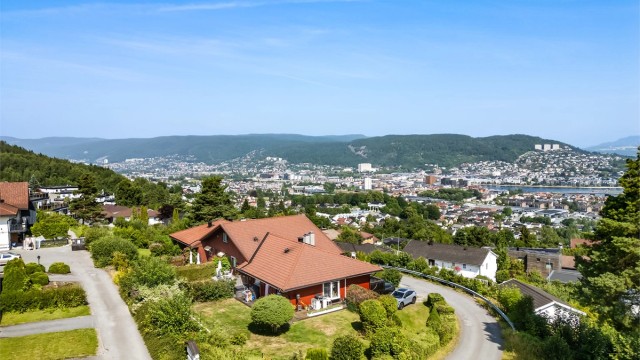 Eiendommen har en attraktiv beliggenhet i et veletablert, stille og rolig boligstrøk.
